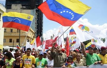 В Венесуэле жители заблокировали улицы