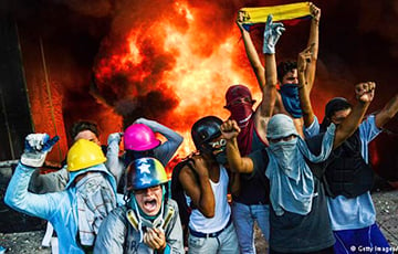 В Венесуэле подожгли здание Верховного суда