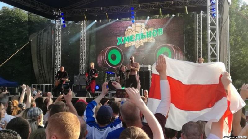 На выступлении белорусской группы подняли бело-красно-белый флаг