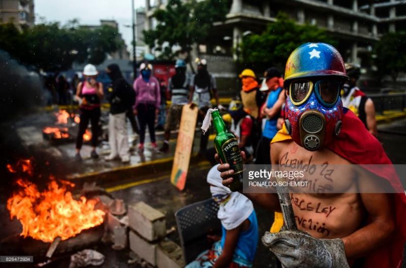 Самые сильные кадры уличных протестов в Венесуэле 