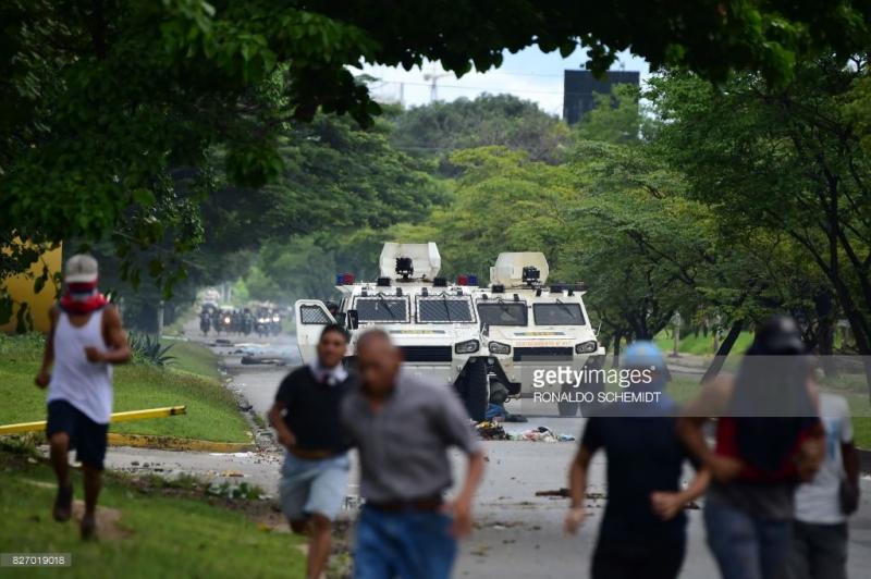 Самые сильные кадры уличных протестов в Венесуэле 